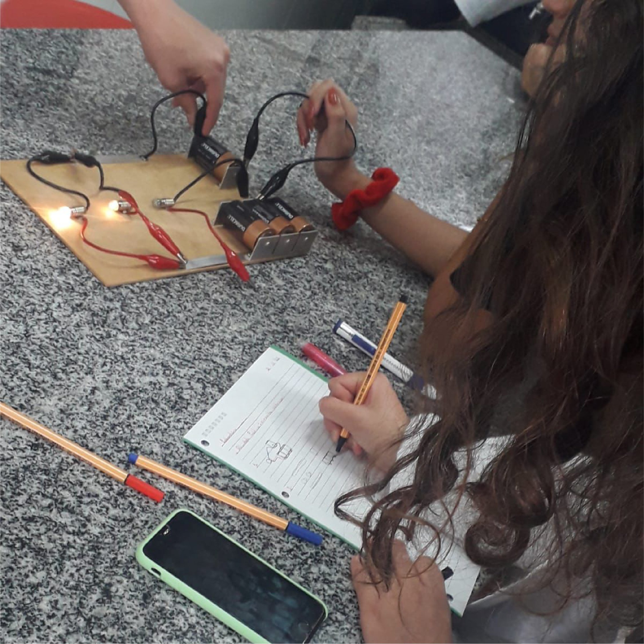 Do dispositivo ao aplicativo: do controle à fabricação das liberdades